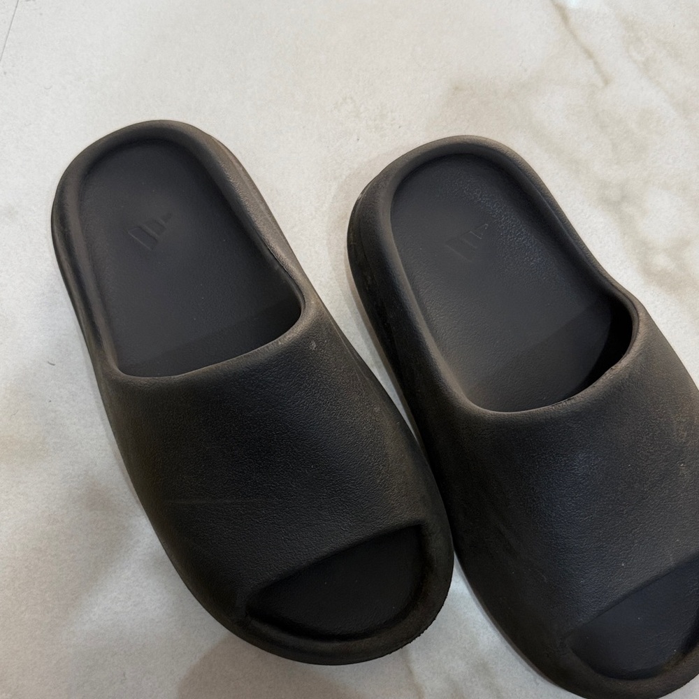 Yeezy adidas Kids Black Slippers slides sz 5